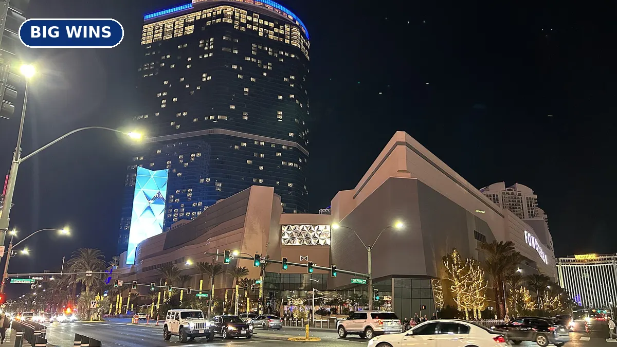 Fontainebleau Las Vegas tower and podium on the Strip at night